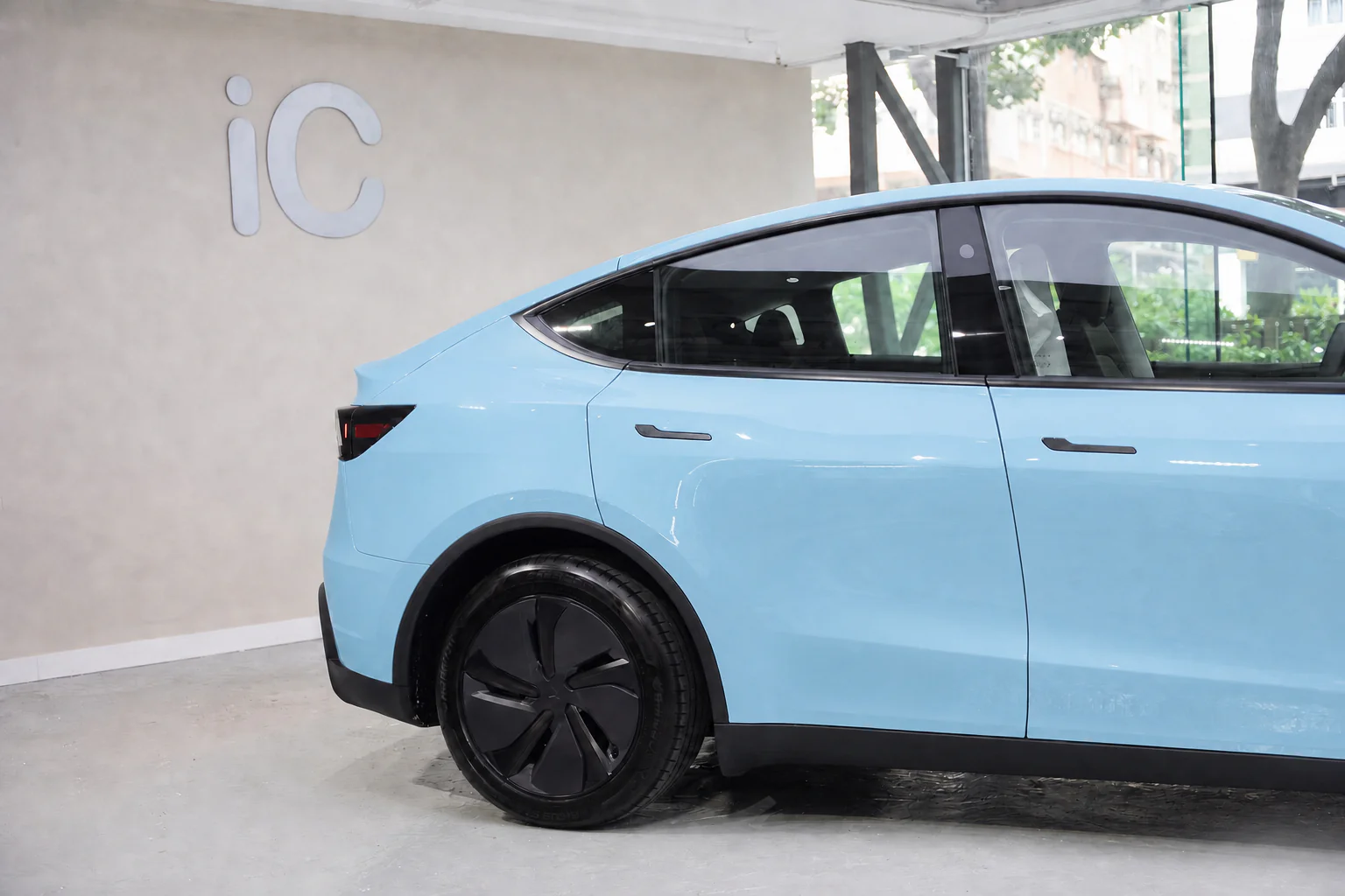 Surge Blue Tesla Model Y 模擬效果