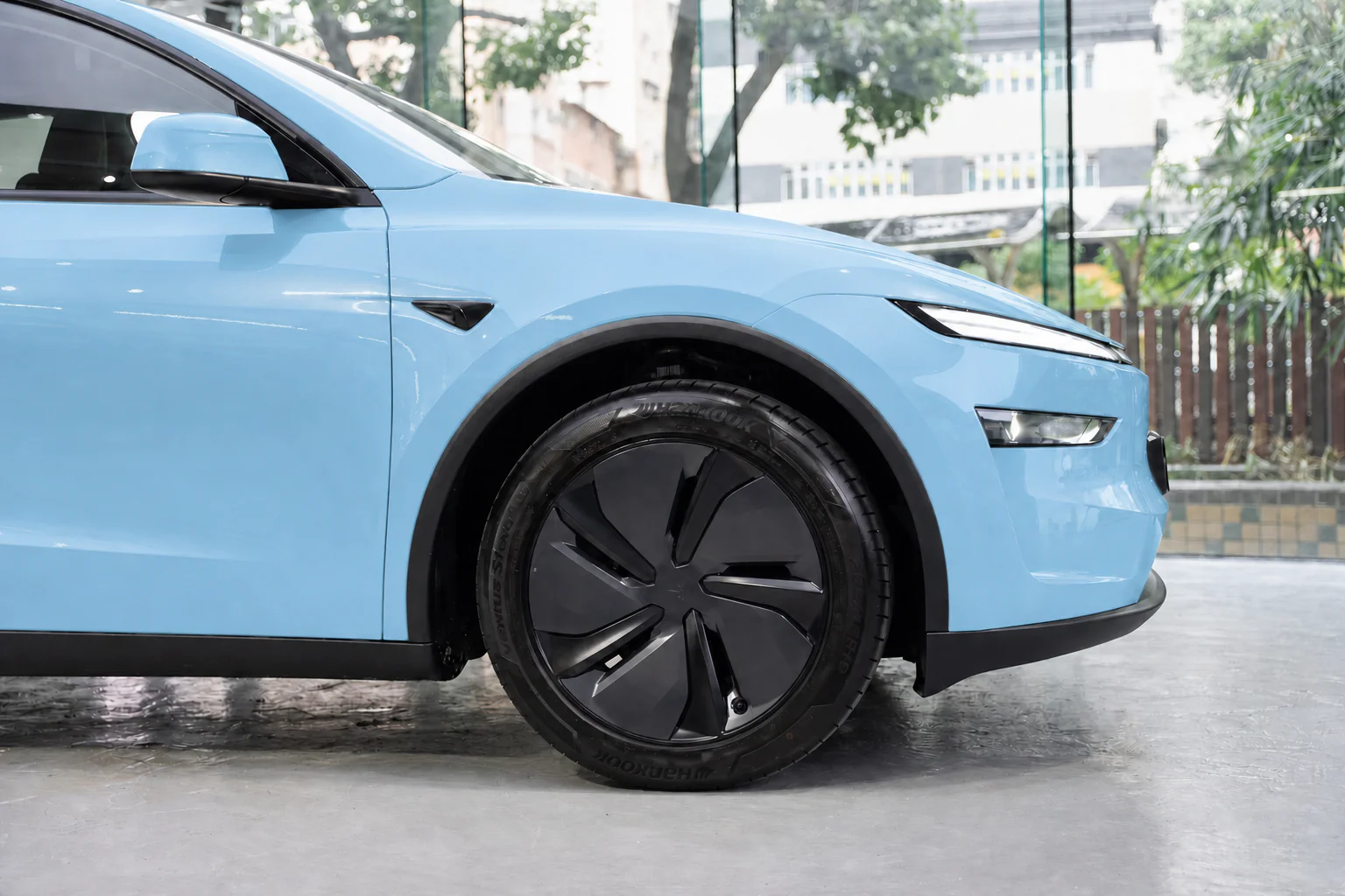 Surge Blue Tesla Model Y 模擬效果