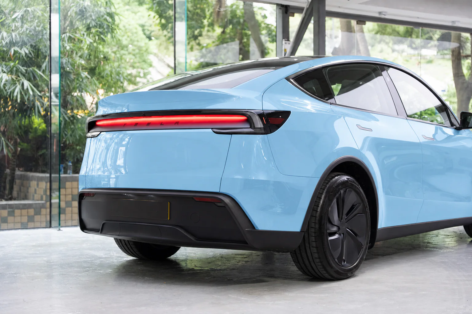 Surge Blue Tesla Model Y 模擬效果