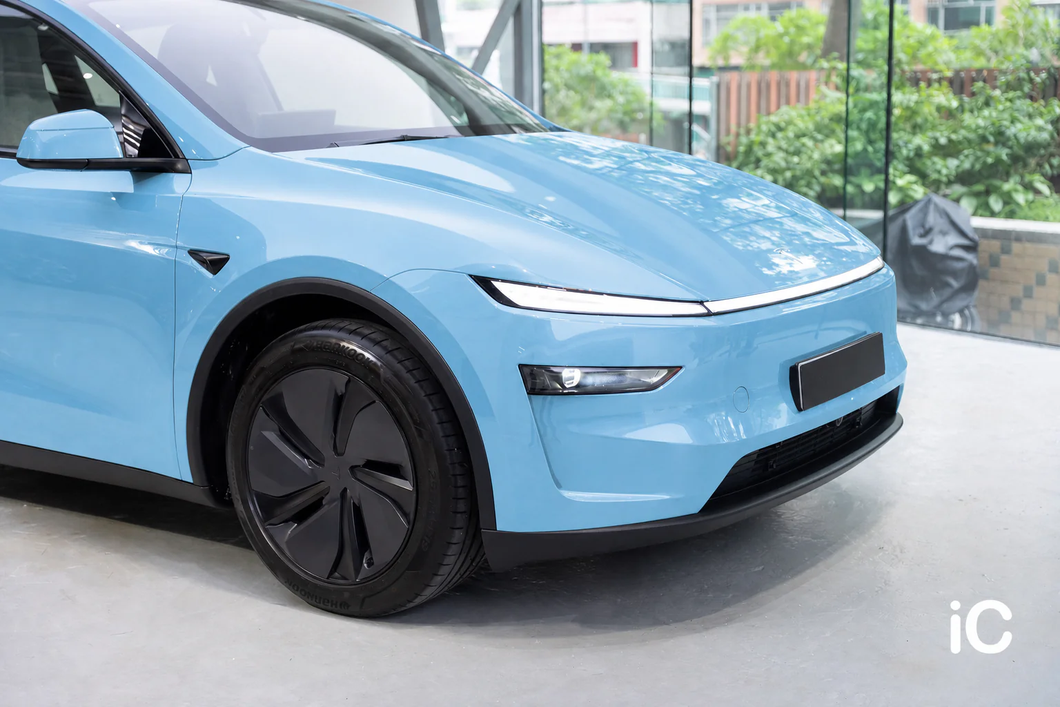 Surge Blue Tesla Model Y 模擬效果