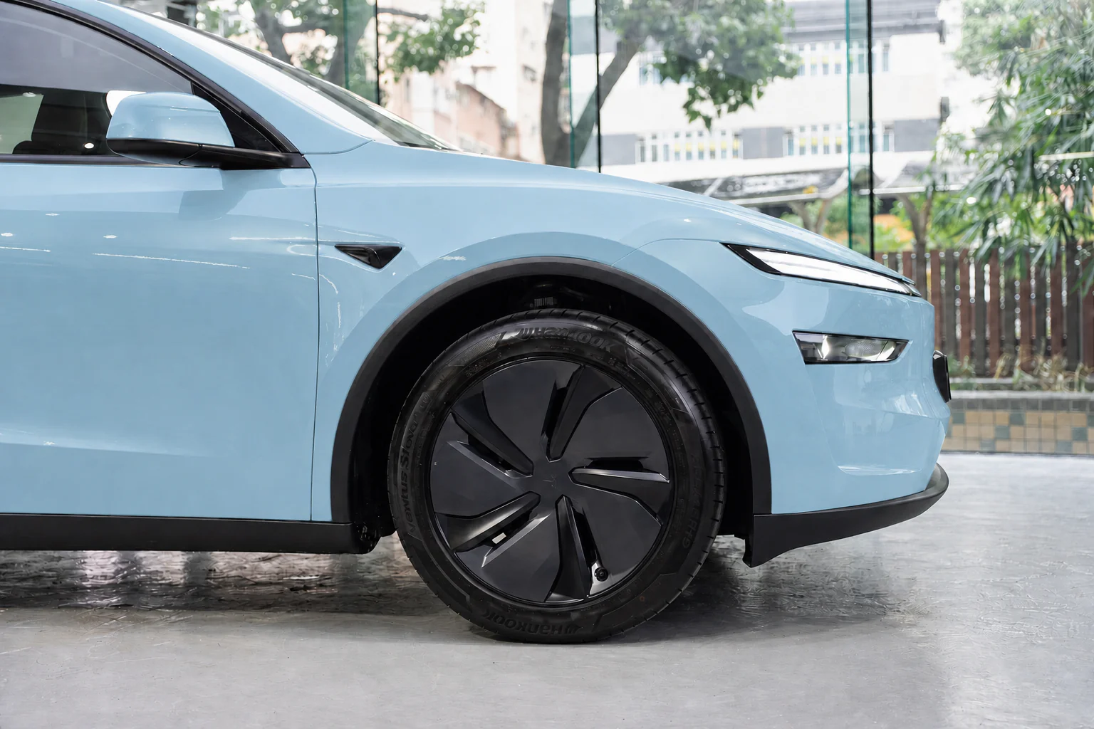 Chateau Blue Tesla Model Y 模擬效果
