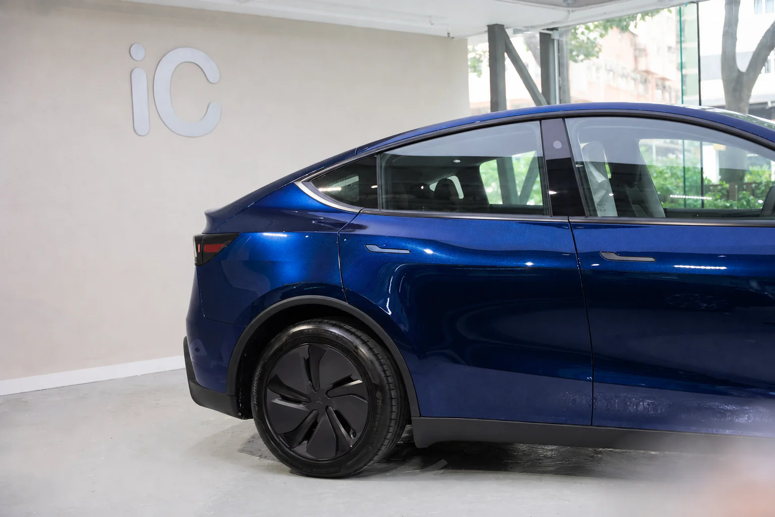 Gentian Blue Tesla Model Y 模擬效果