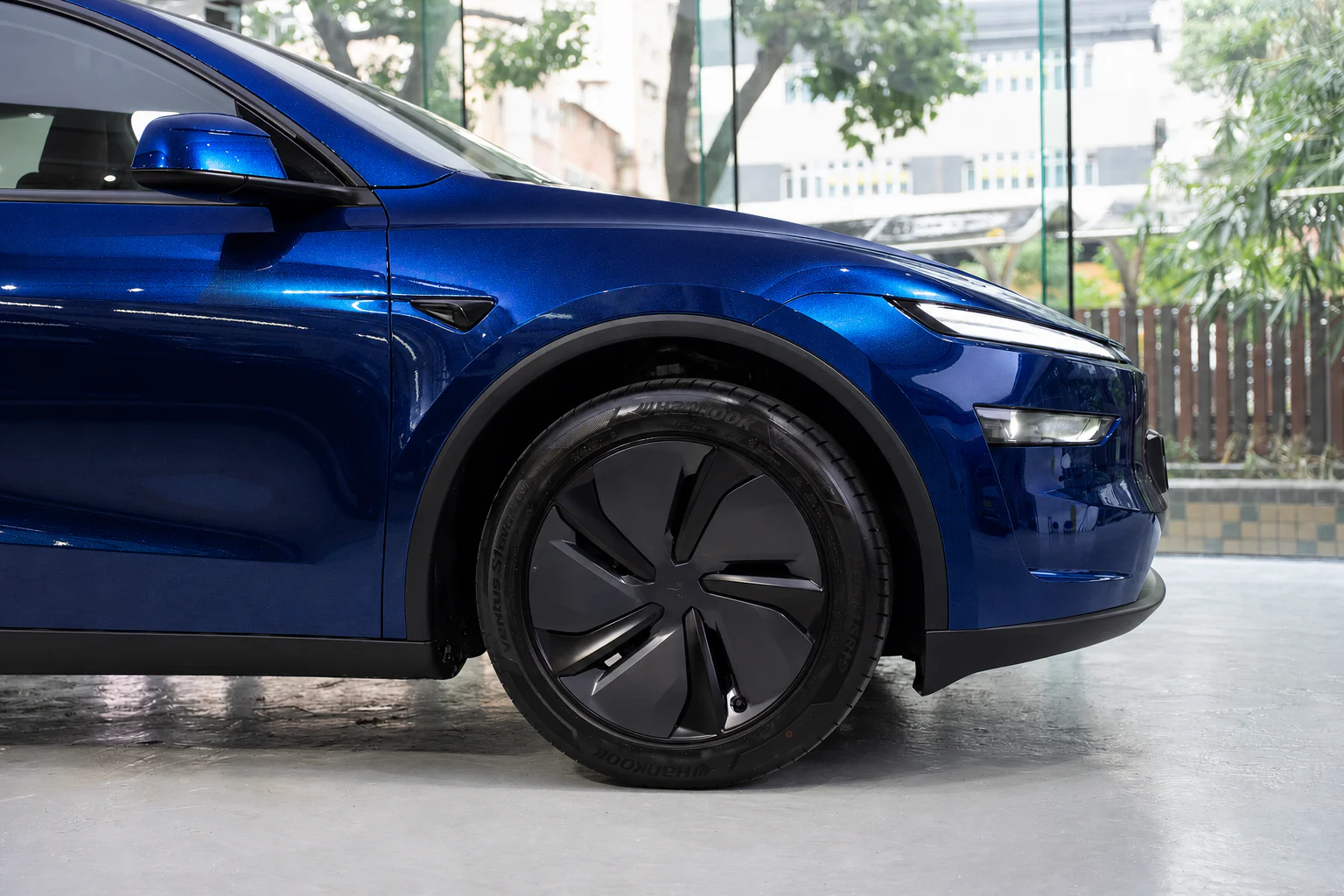 Gentian Blue Tesla Model Y 模擬效果