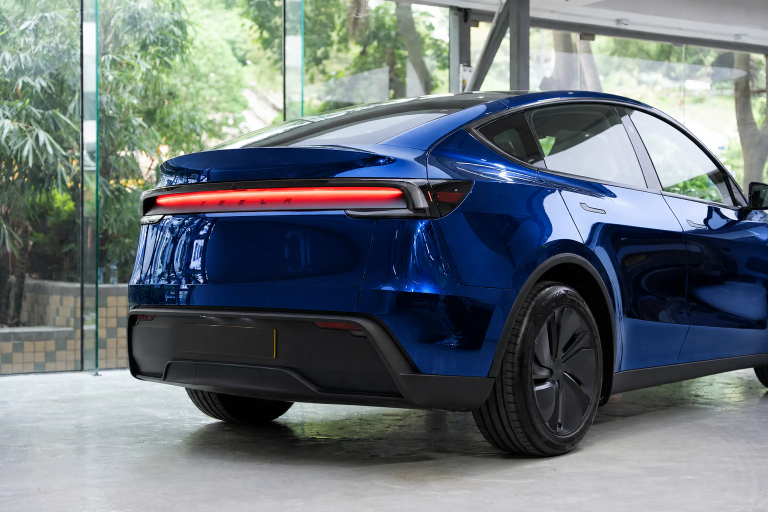 Gentian Blue Tesla Model Y 模擬效果