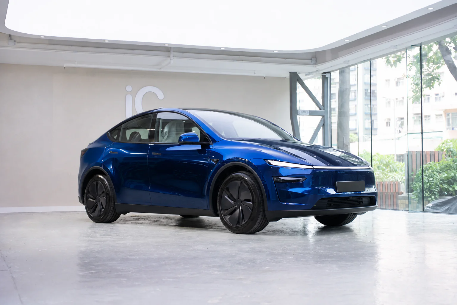 Gentian Blue Tesla Model Y 模擬效果