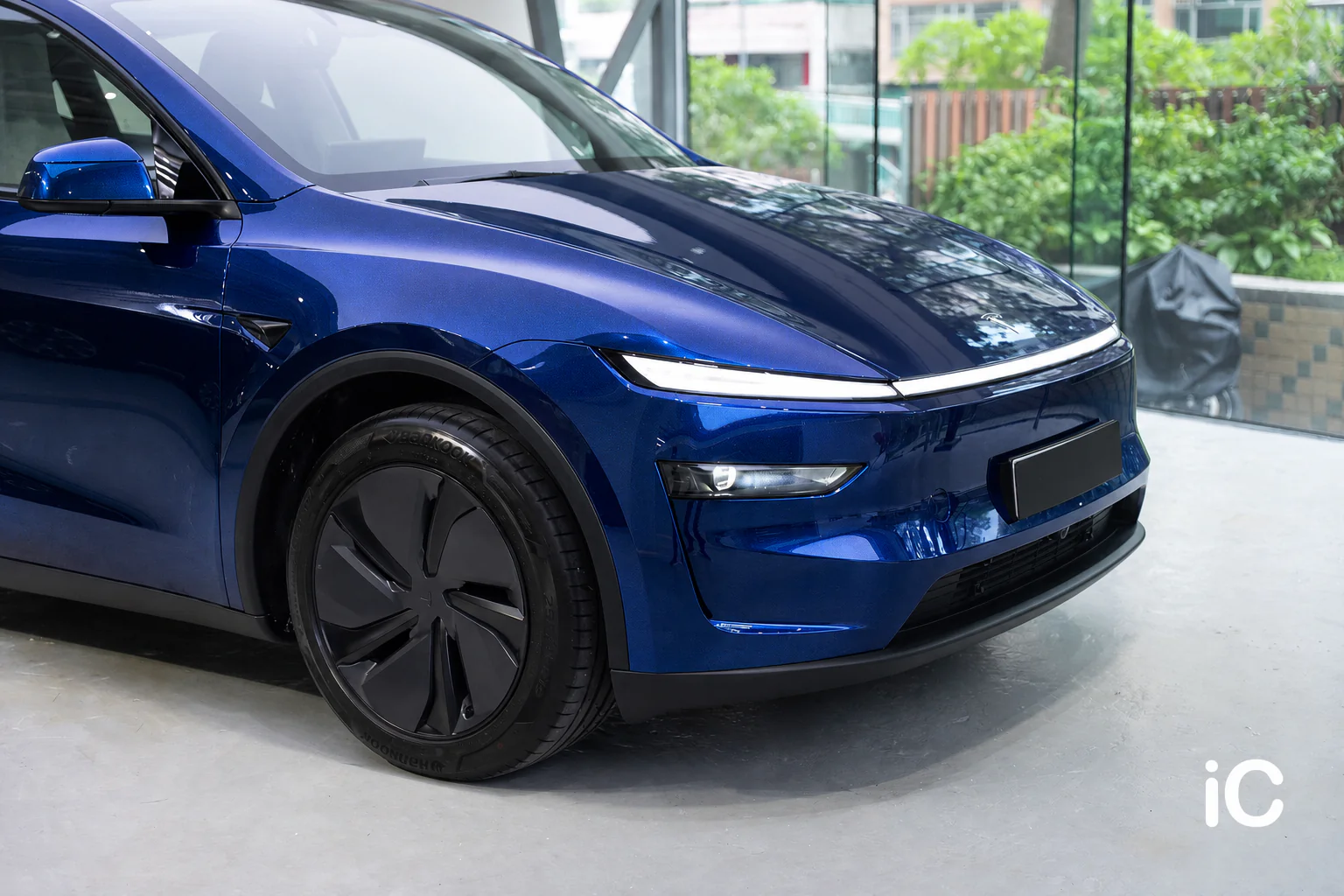 Gentian Blue Tesla Model Y 模擬效果