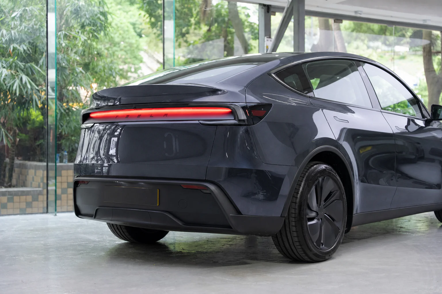 Byron Blue Tesla Model Y 模擬效果
