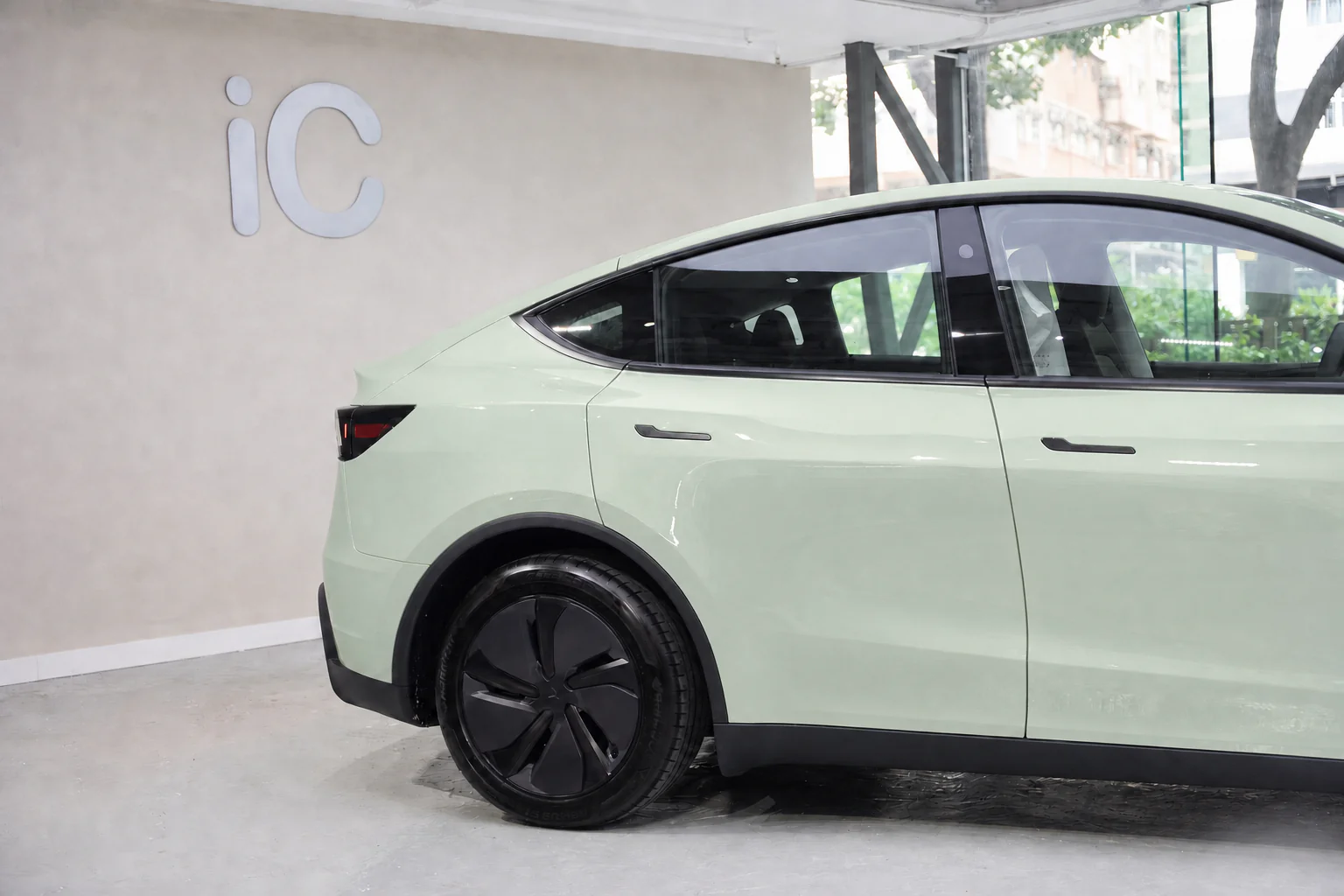 Turquoise Green Tesla Model Y 模擬效果