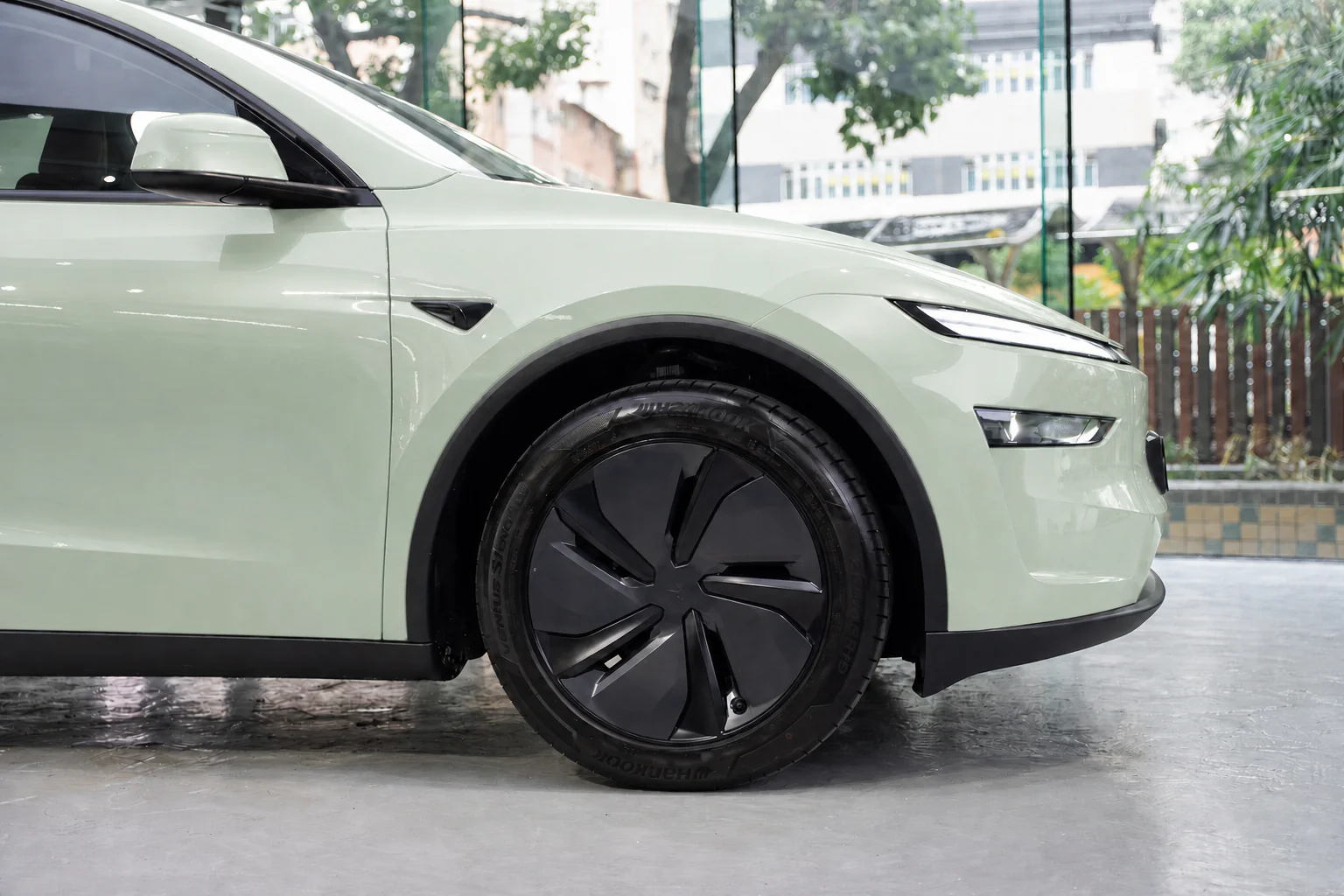 Turquoise Green Tesla Model Y 模擬效果