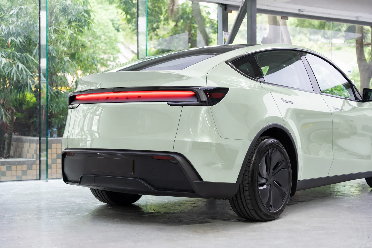 Turquoise Green Tesla Model Y 模擬效果