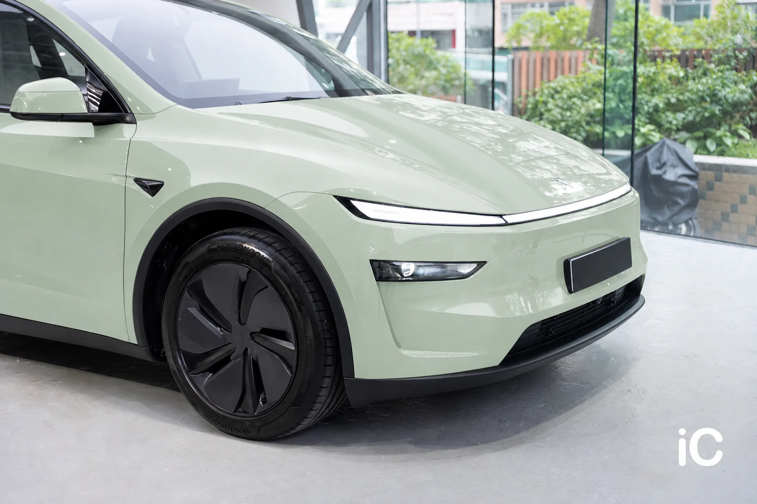 Turquoise Green Tesla Model Y 模擬效果