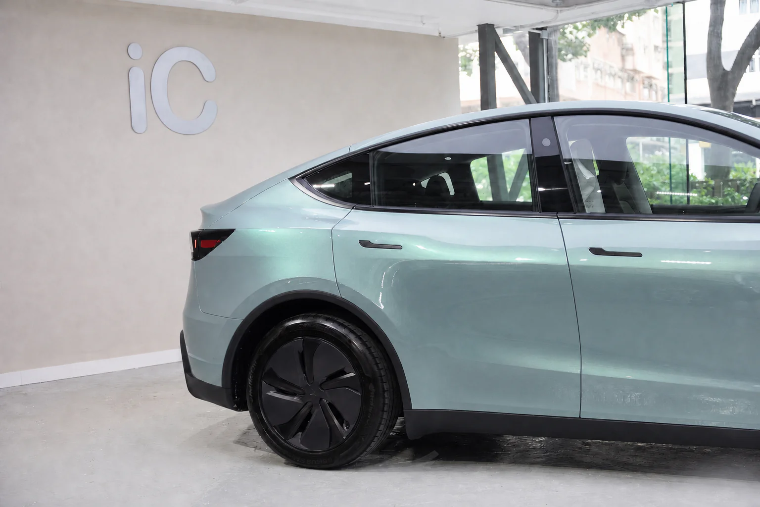 Aqua Haze Tesla Model Y 模擬效果