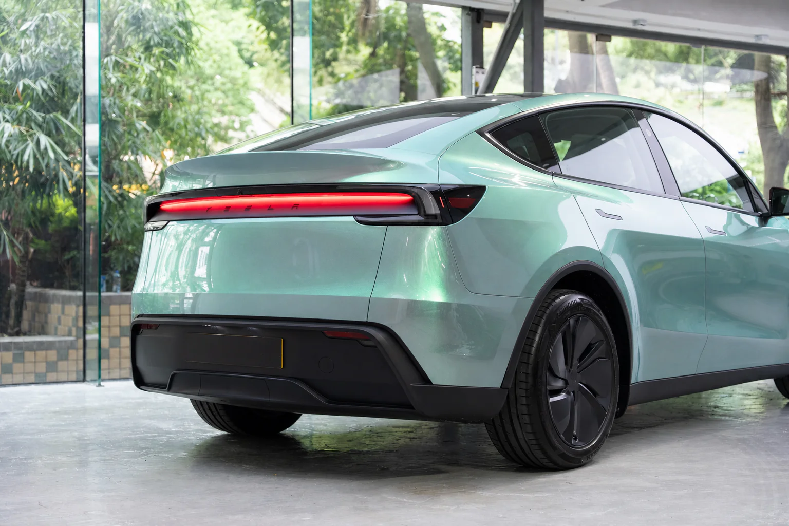 Aqua Haze Tesla Model Y 模擬效果