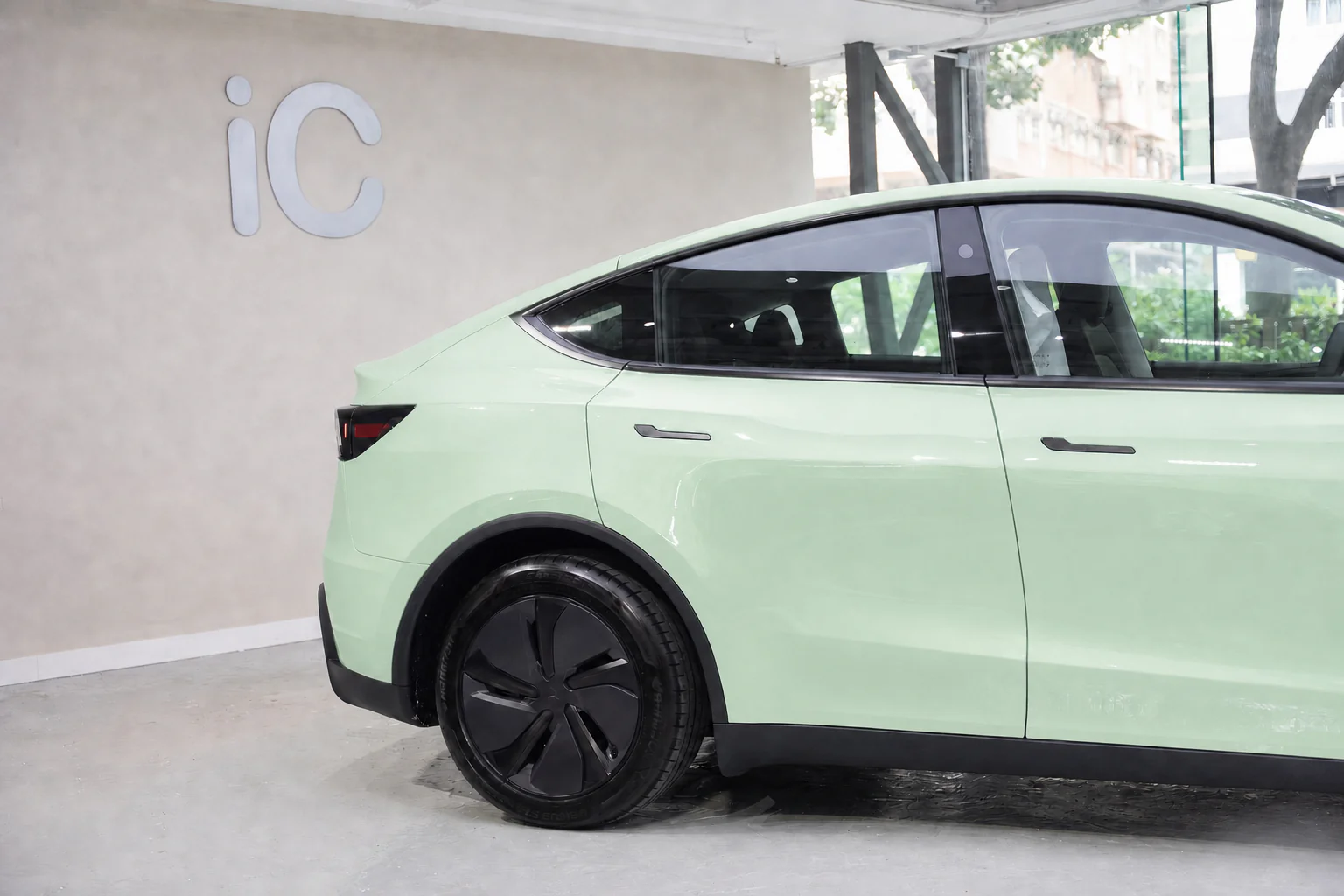 Dew Green Tesla Model Y 模擬效果