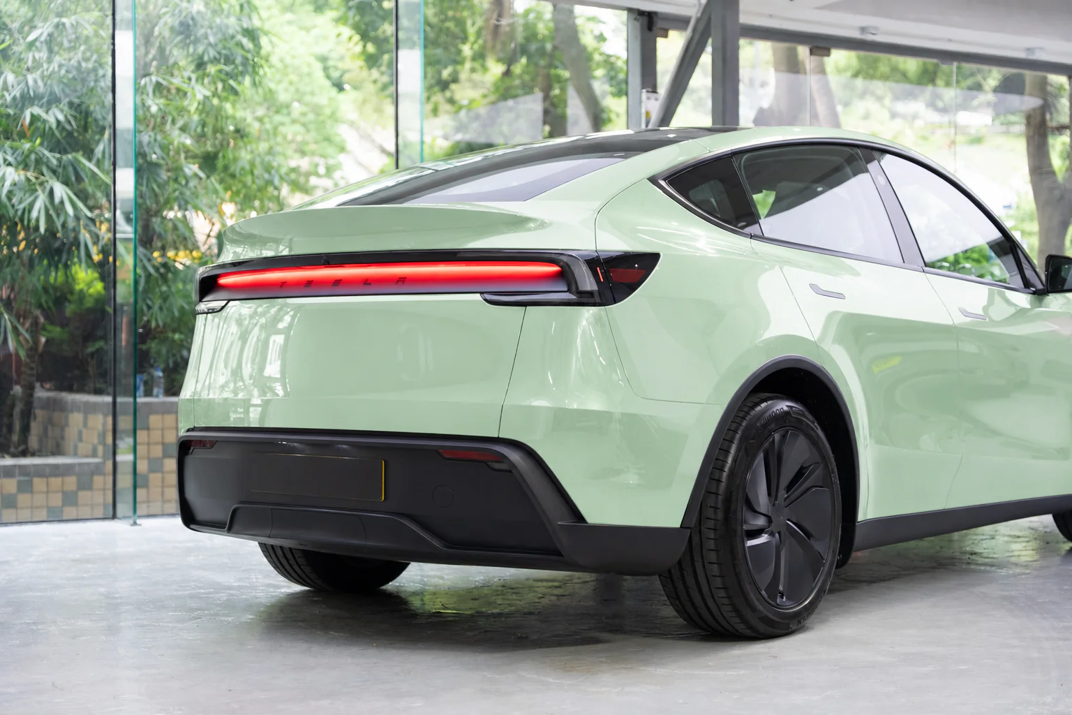 Dew Green Tesla Model Y 模擬效果