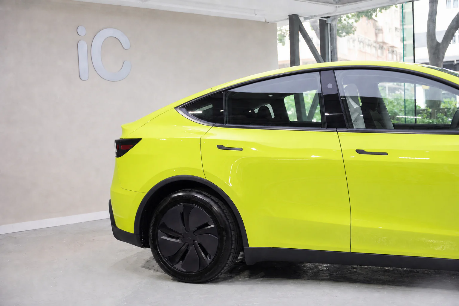 Acid Green Tesla Model Y 模擬效果