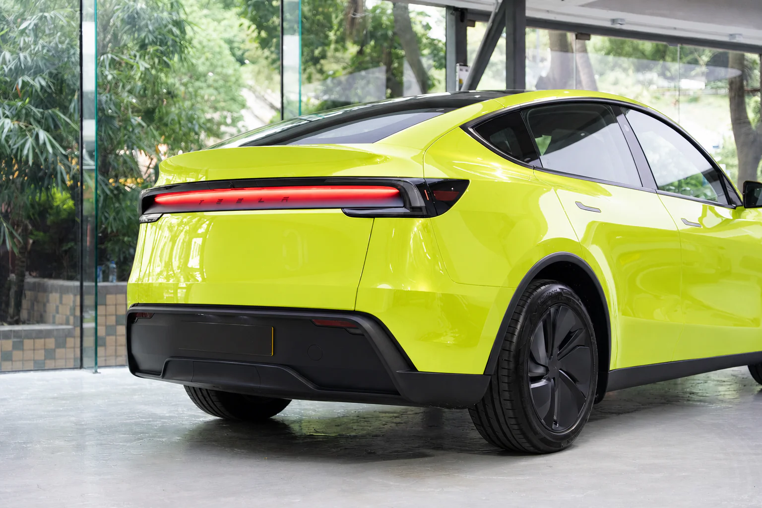 Acid Green Tesla Model Y 模擬效果