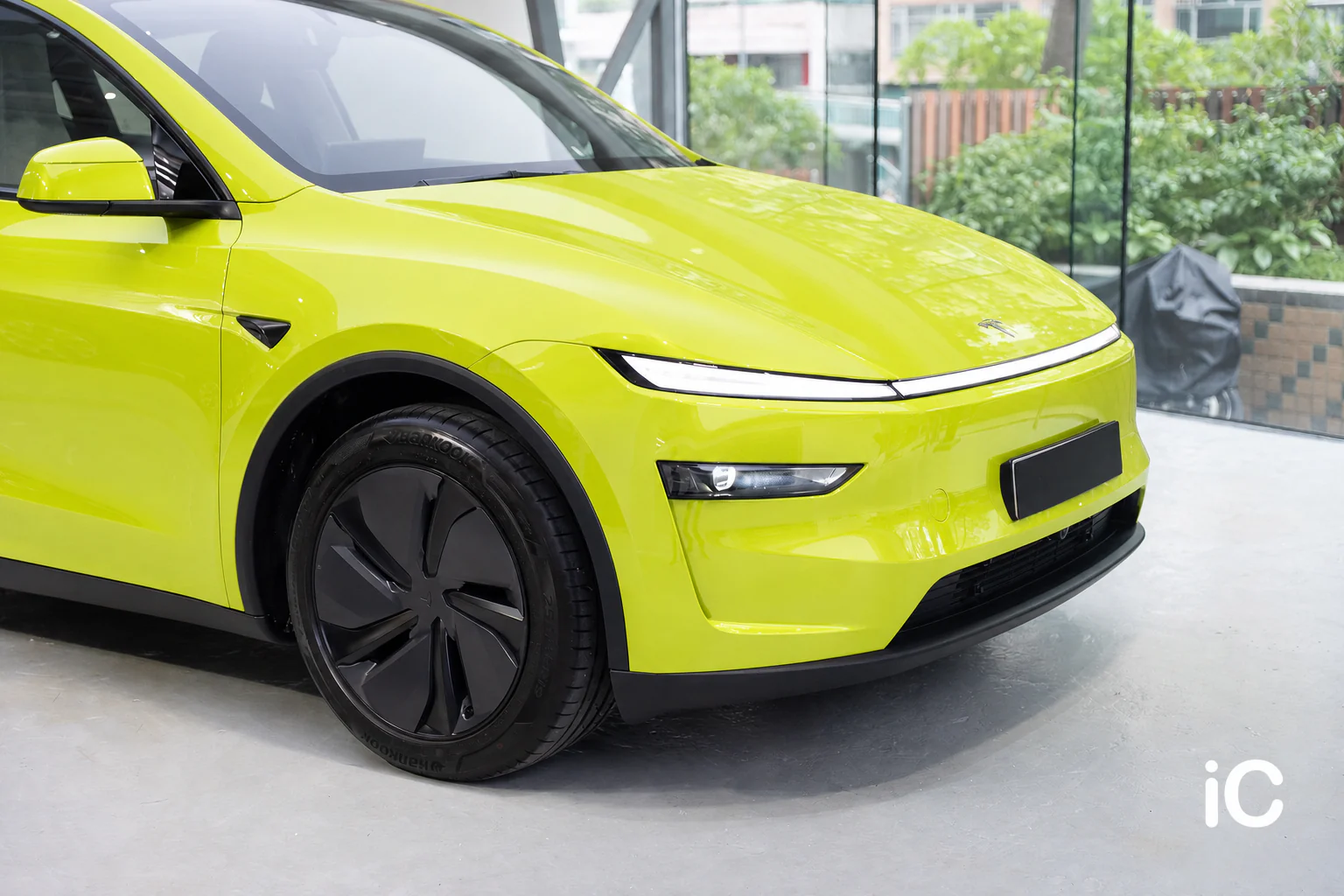 Acid Green Tesla Model Y 模擬效果