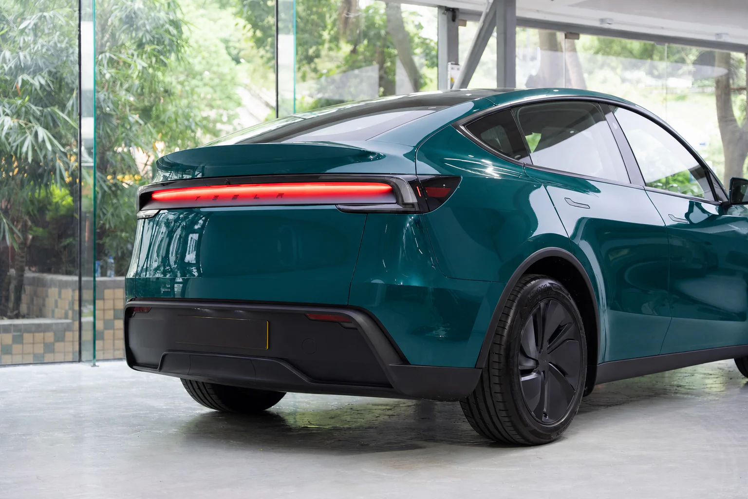 Feral Lime Tesla Model Y 模擬效果