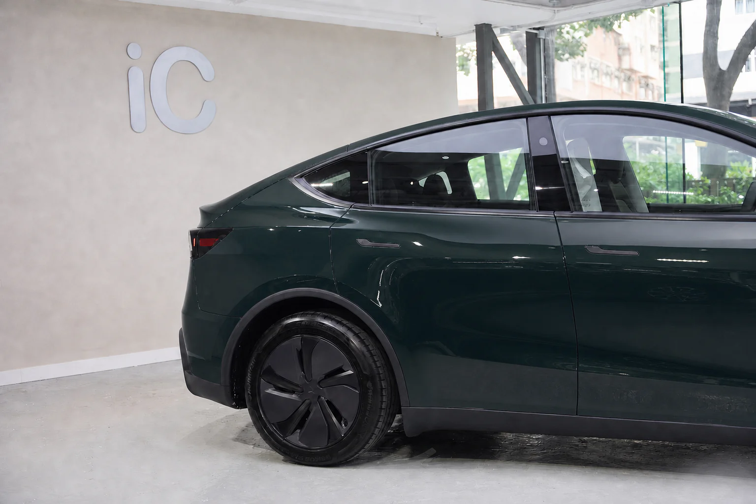 Abyss Green Tesla Model Y 模擬效果