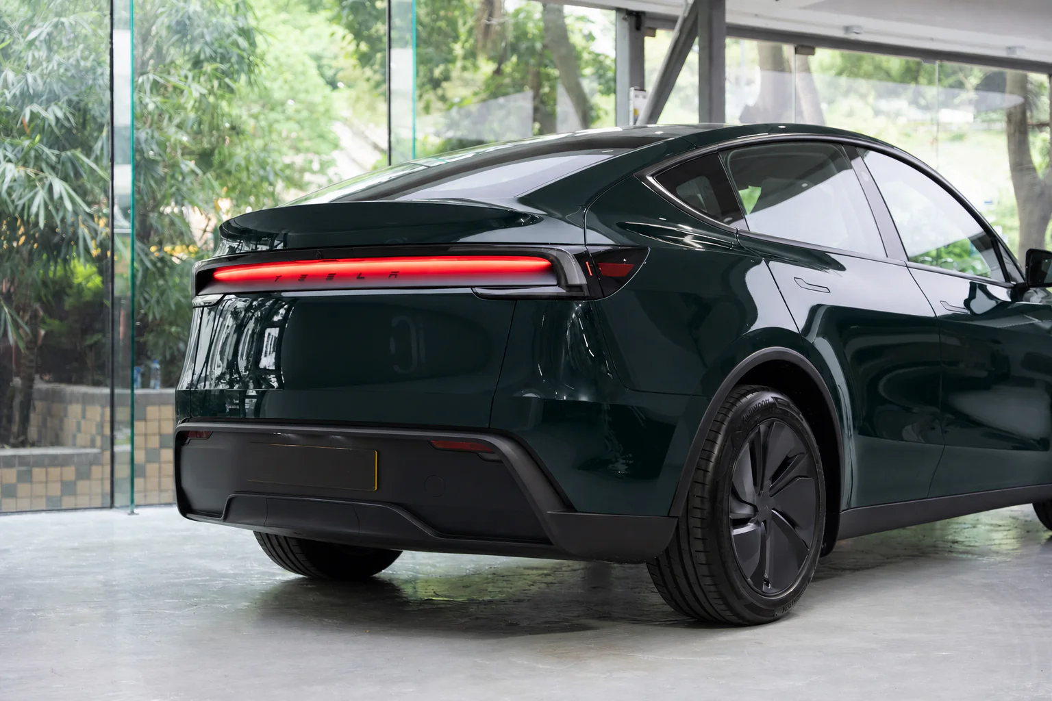 Abyss Green Tesla Model Y 模擬效果