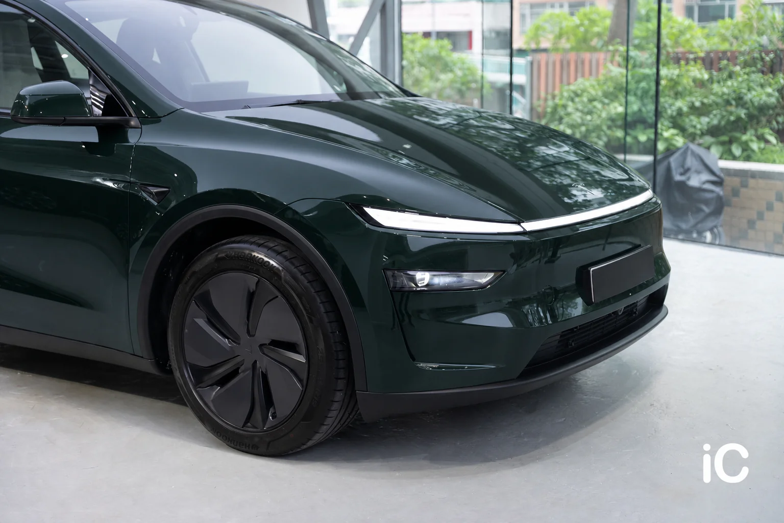 Abyss Green Tesla Model Y 模擬效果