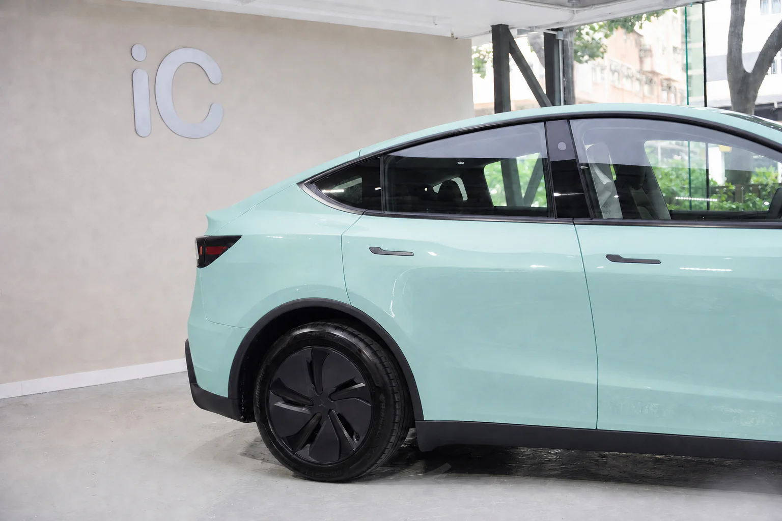 Saga Green Tesla Model Y 模擬效果