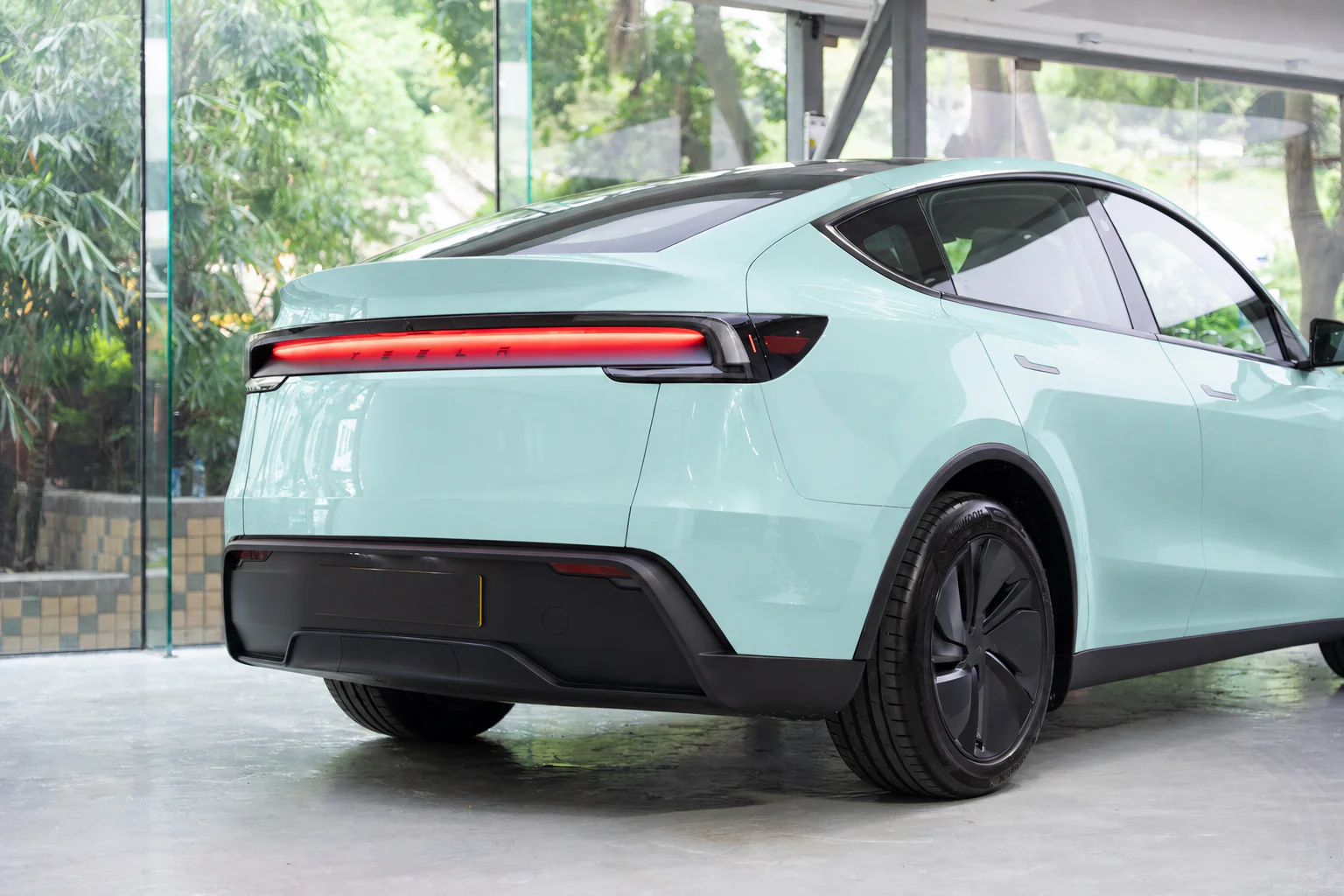 Saga Green Tesla Model Y 模擬效果