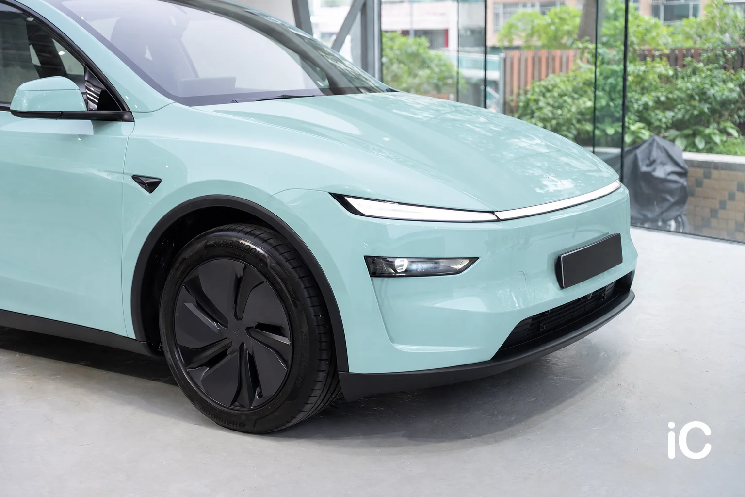 Saga Green Tesla Model Y 模擬效果