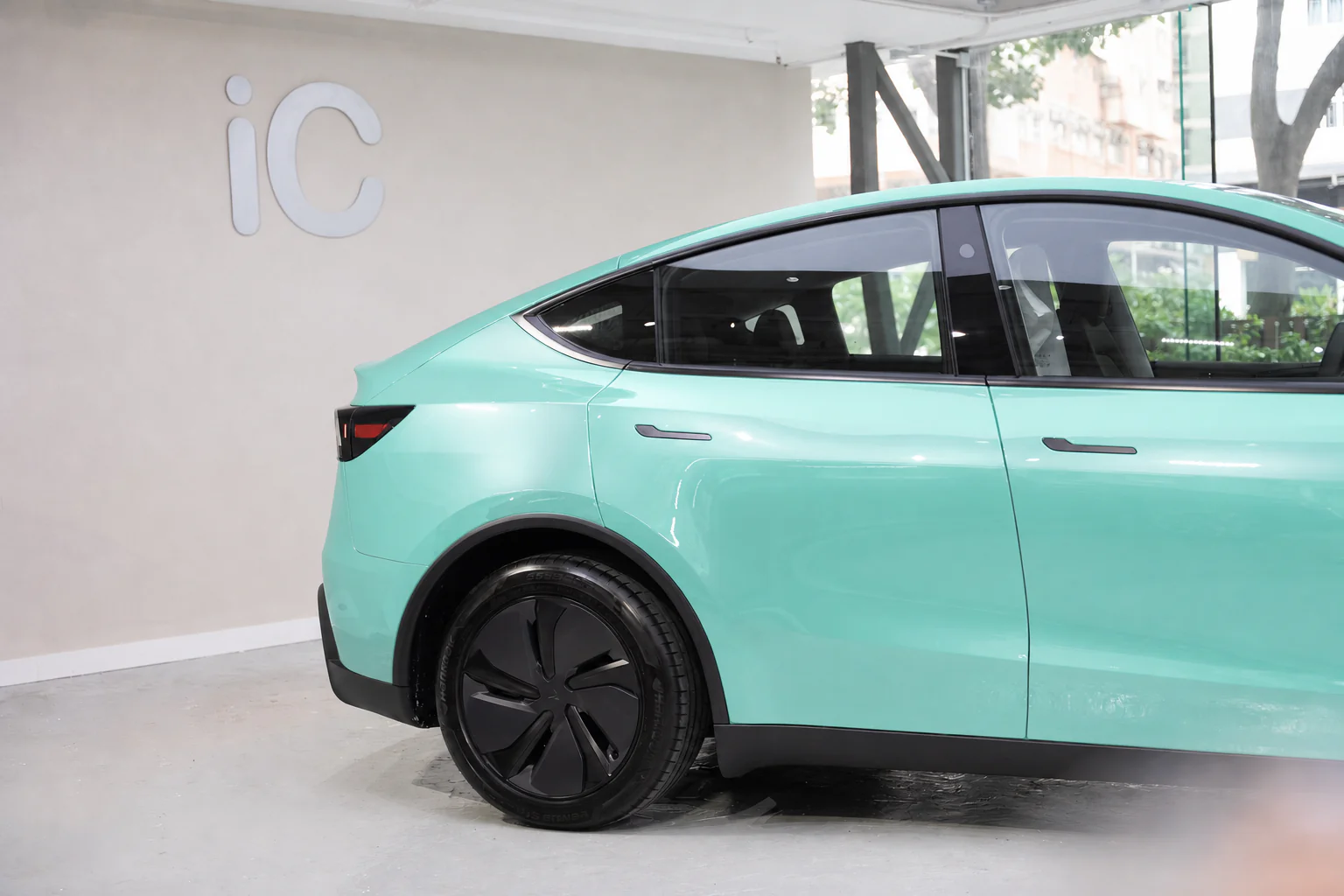 Mint Green Tesla Model Y 模擬效果