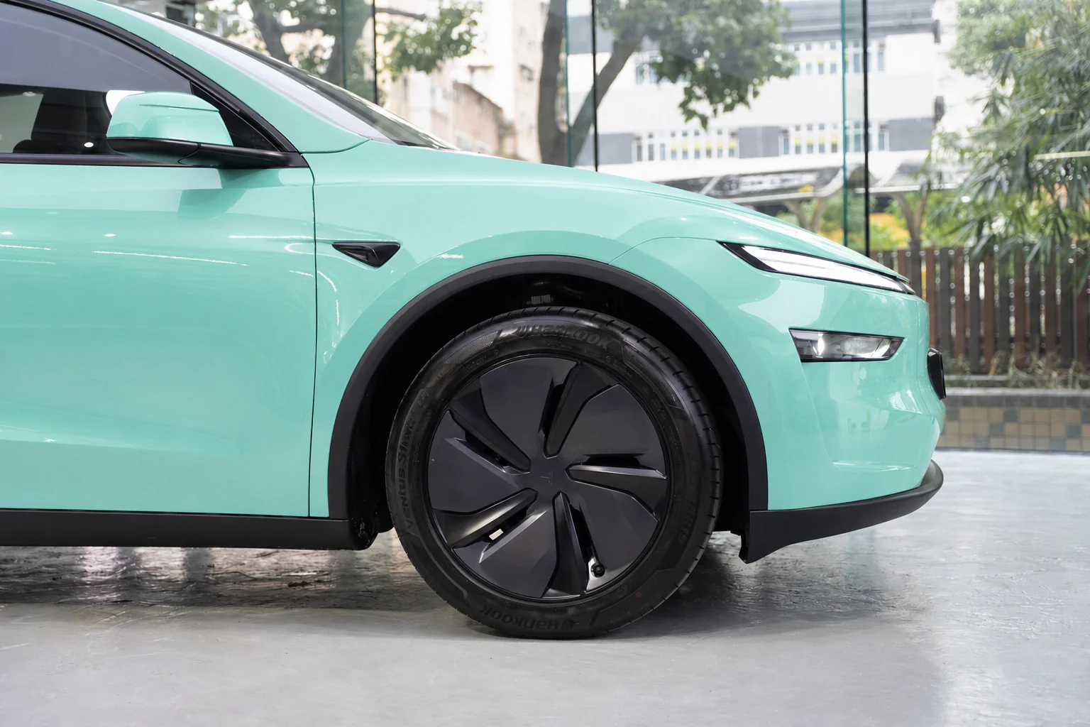 Mint Green Tesla Model Y 模擬效果