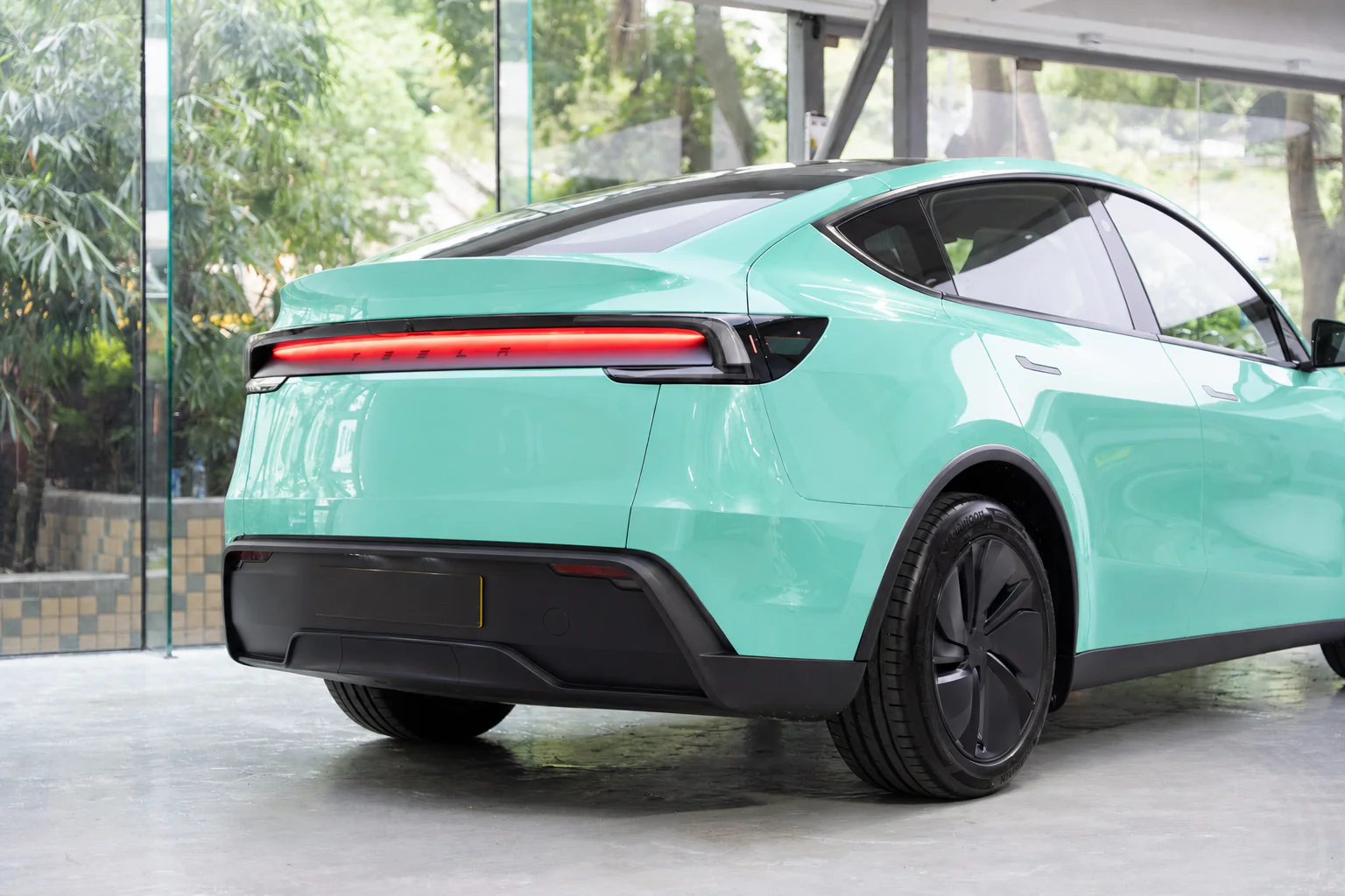 Mint Green Tesla Model Y 模擬效果