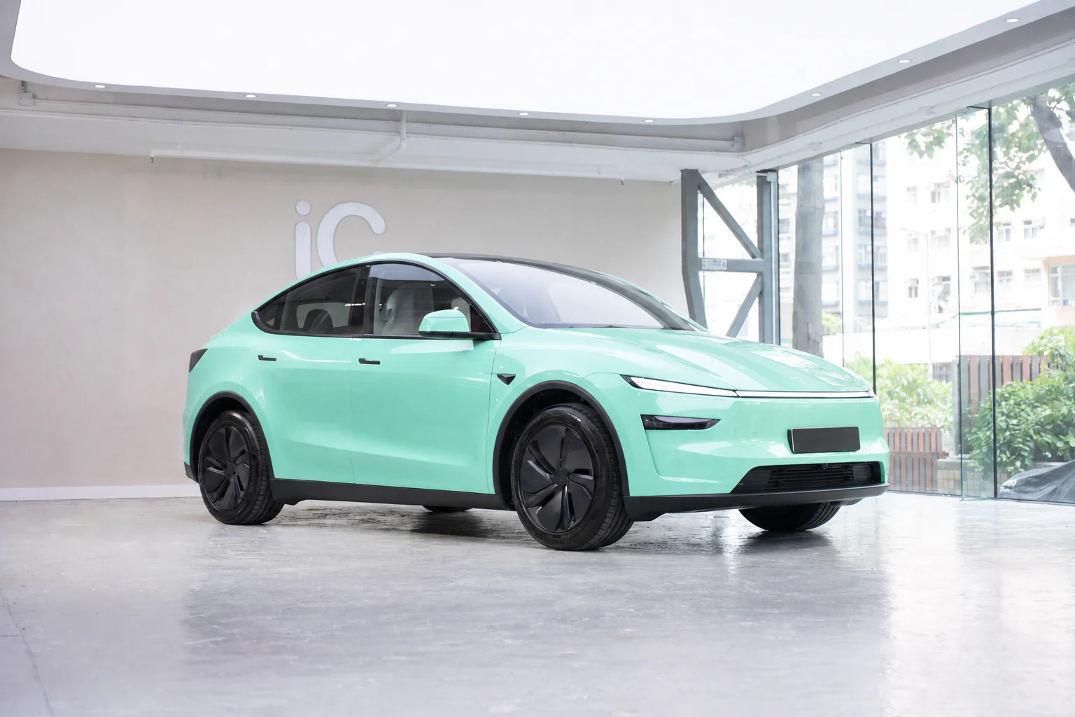 Mint Green Tesla Model Y 模擬效果