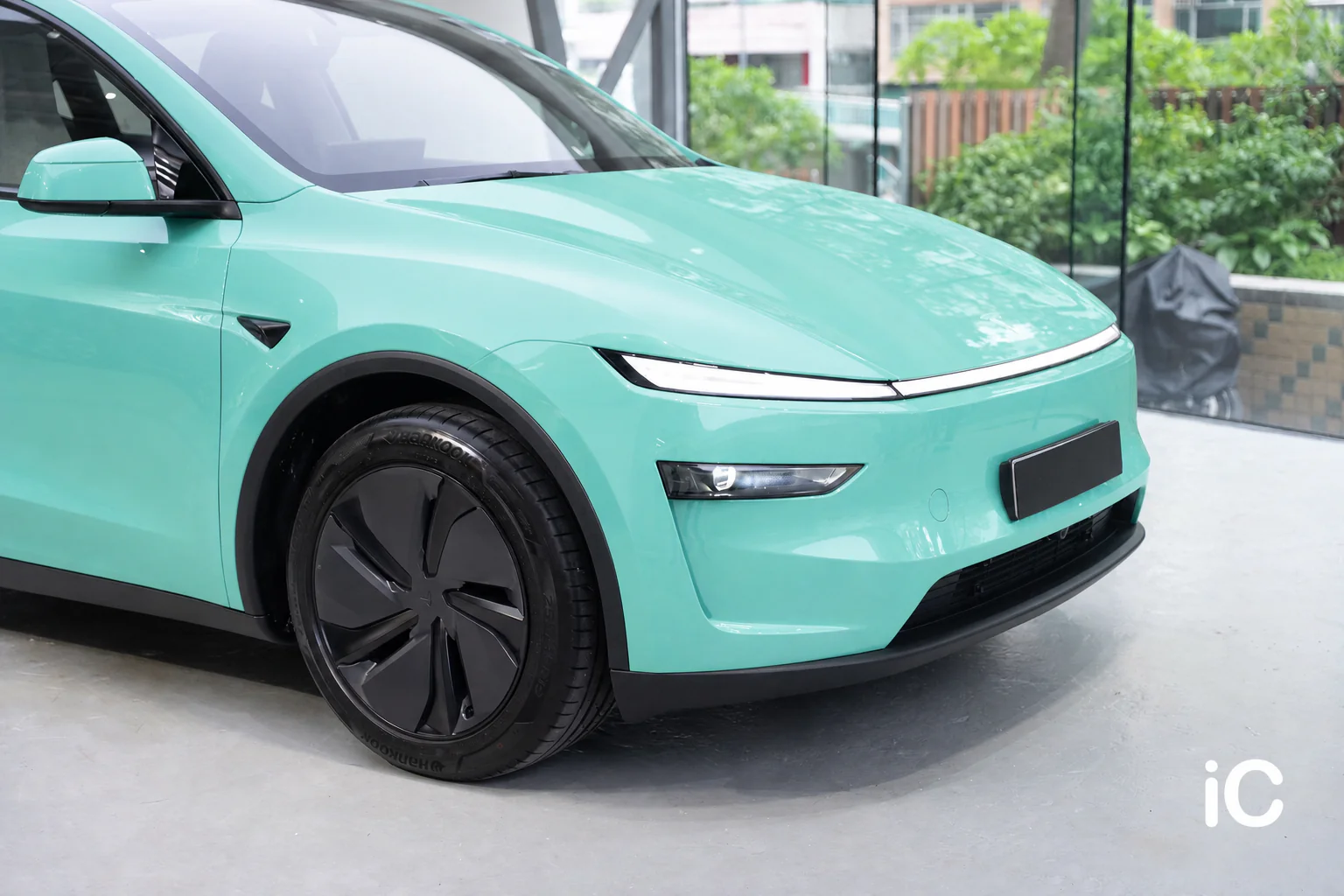 Mint Green Tesla Model Y 模擬效果