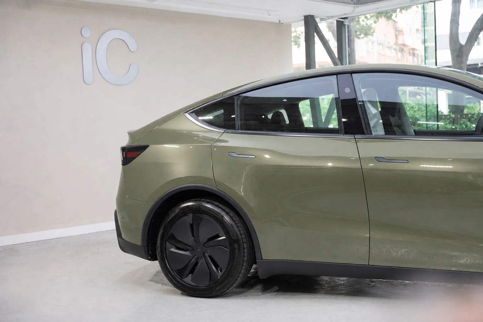 Forestland Army Green Tesla Model Y 模擬效果