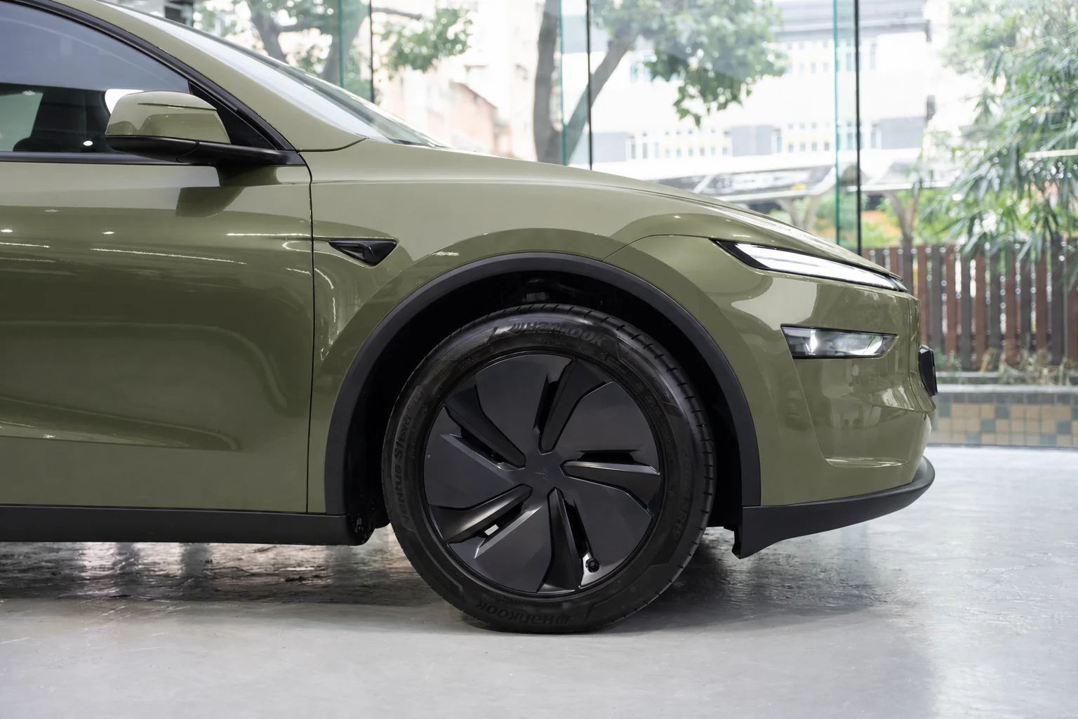 Forestland Army Green Tesla Model Y 模擬效果