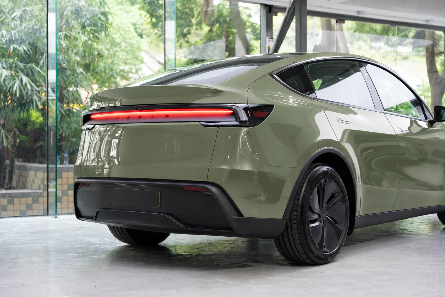 Forestland Army Green Tesla Model Y 模擬效果