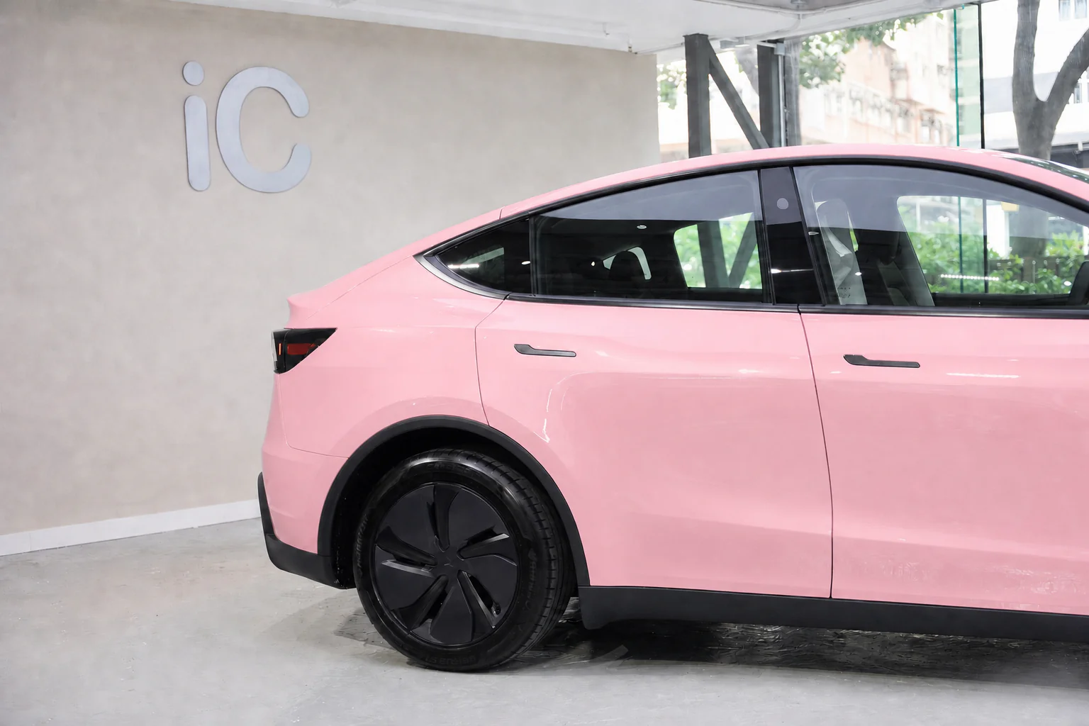 Rose Charm Pink Tesla Model Y 模擬效果