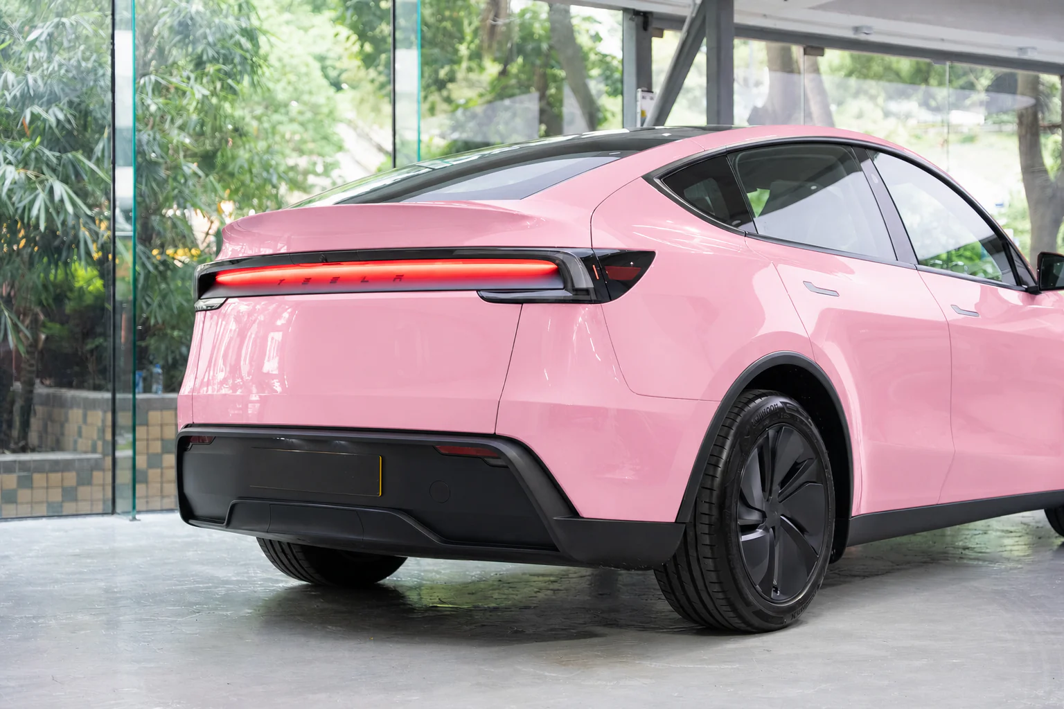 Rose Charm Pink Tesla Model Y 模擬效果