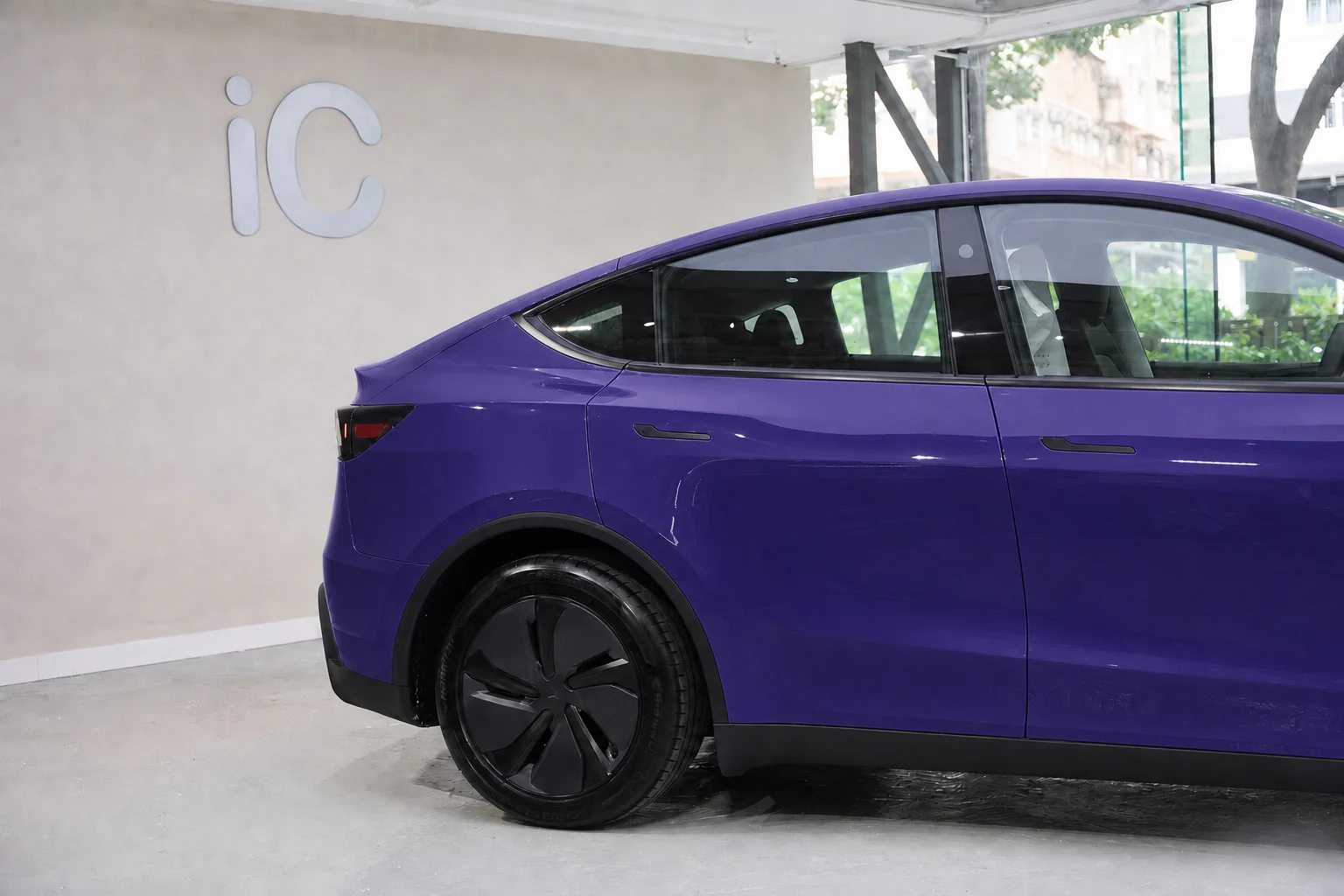 Crystal Violet Tesla Model Y 模擬效果