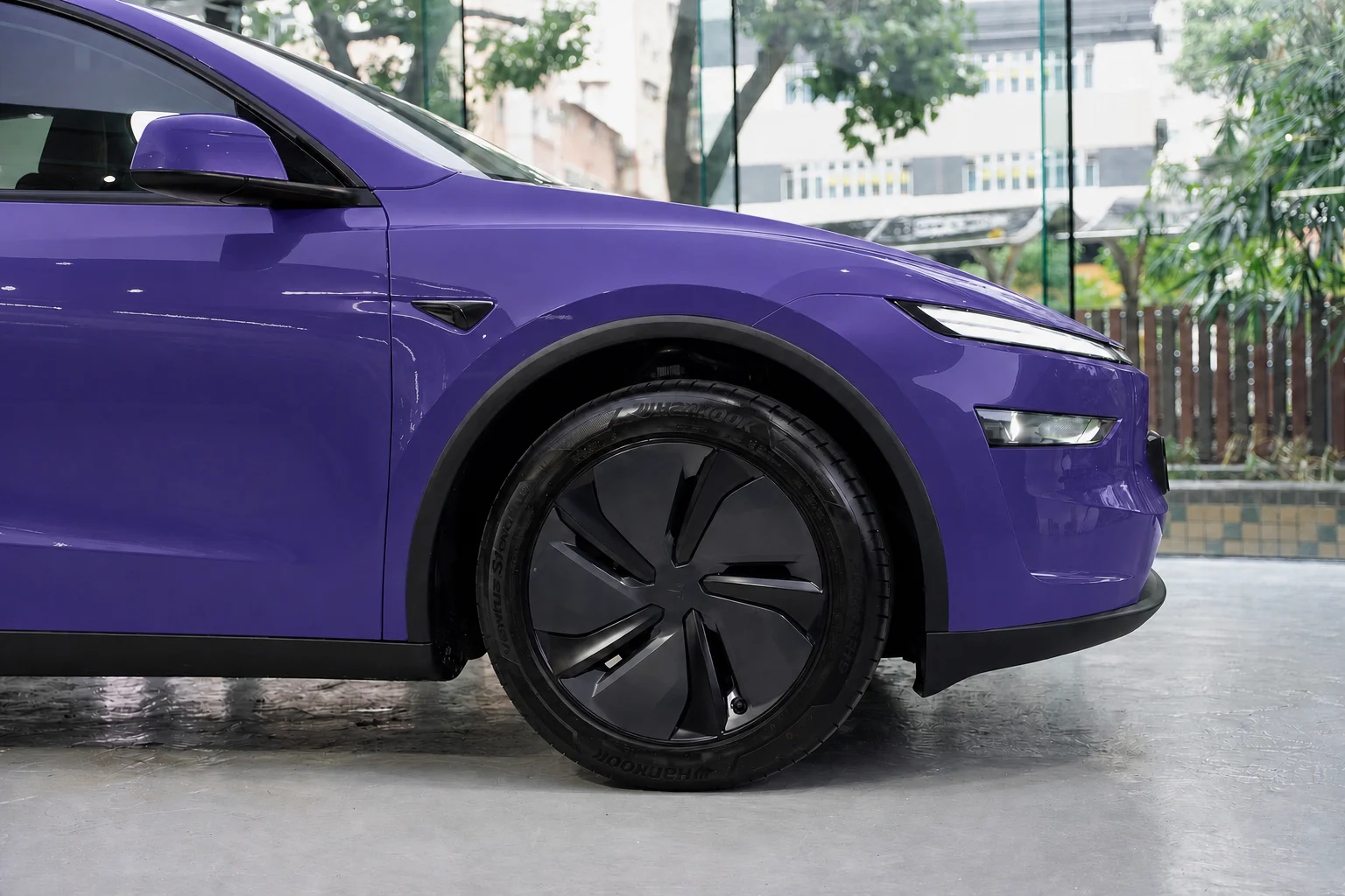 Crystal Violet Tesla Model Y 模擬效果