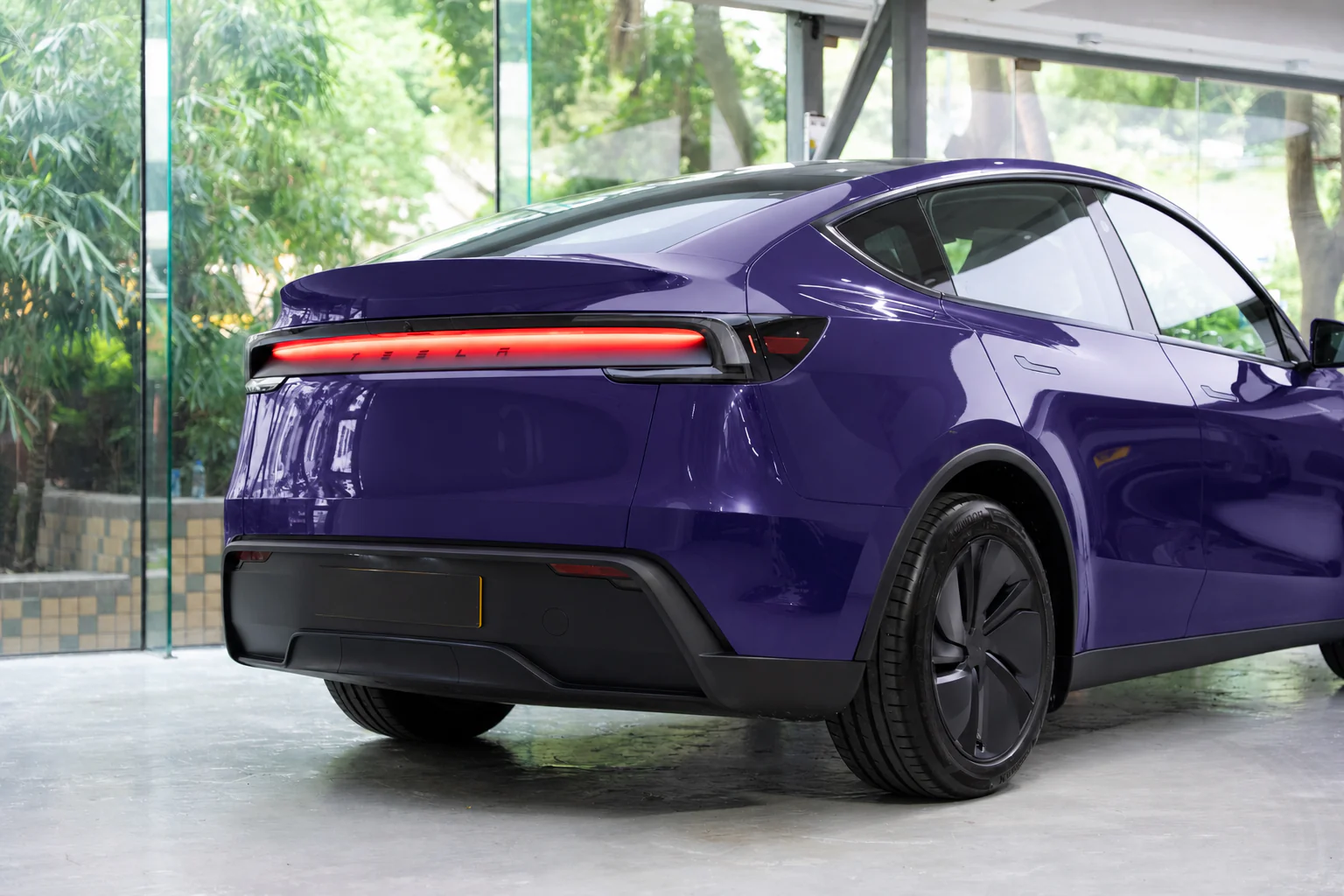 Crystal Violet Tesla Model Y 模擬效果