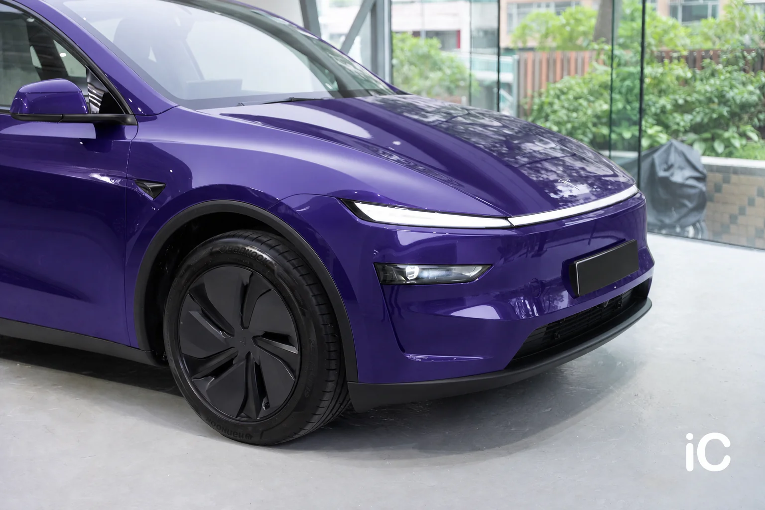Crystal Violet Tesla Model Y 模擬效果