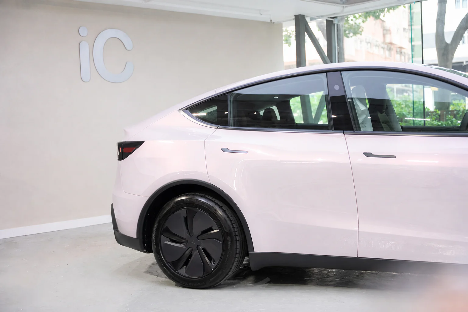 Dynamic Pink Tesla Model Y 模擬效果
