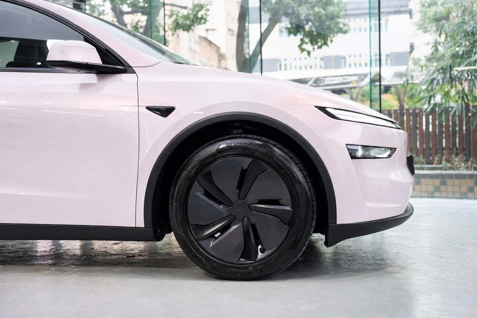Dynamic Pink Tesla Model Y 模擬效果