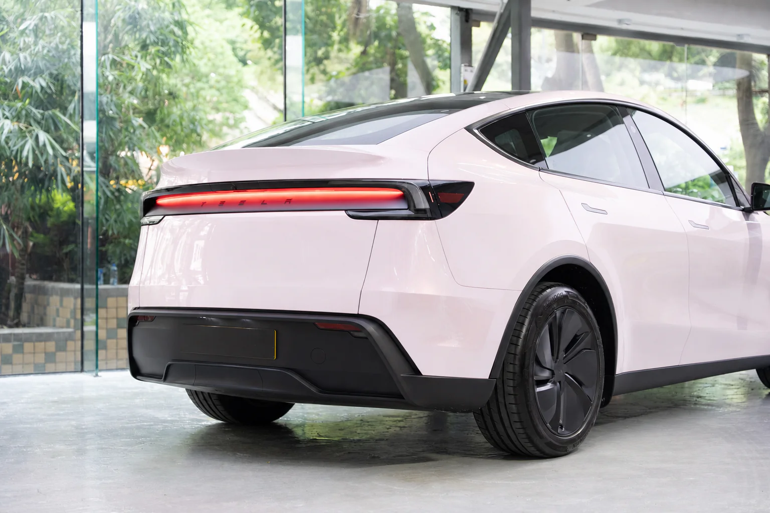 Dynamic Pink Tesla Model Y 模擬效果