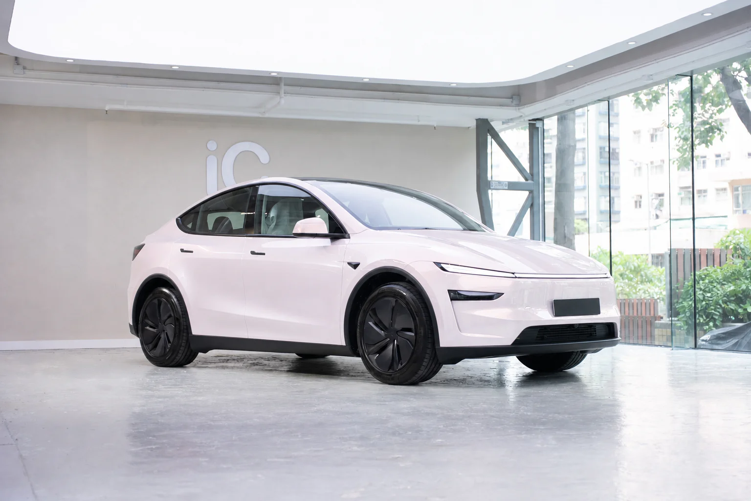 Dynamic Pink Tesla Model Y 模擬效果