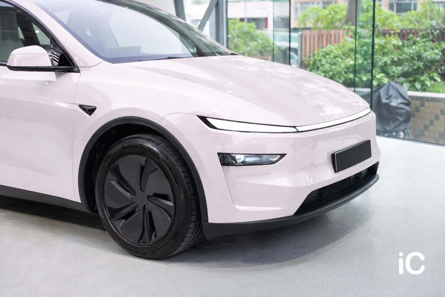 Dynamic Pink Tesla Model Y 模擬效果