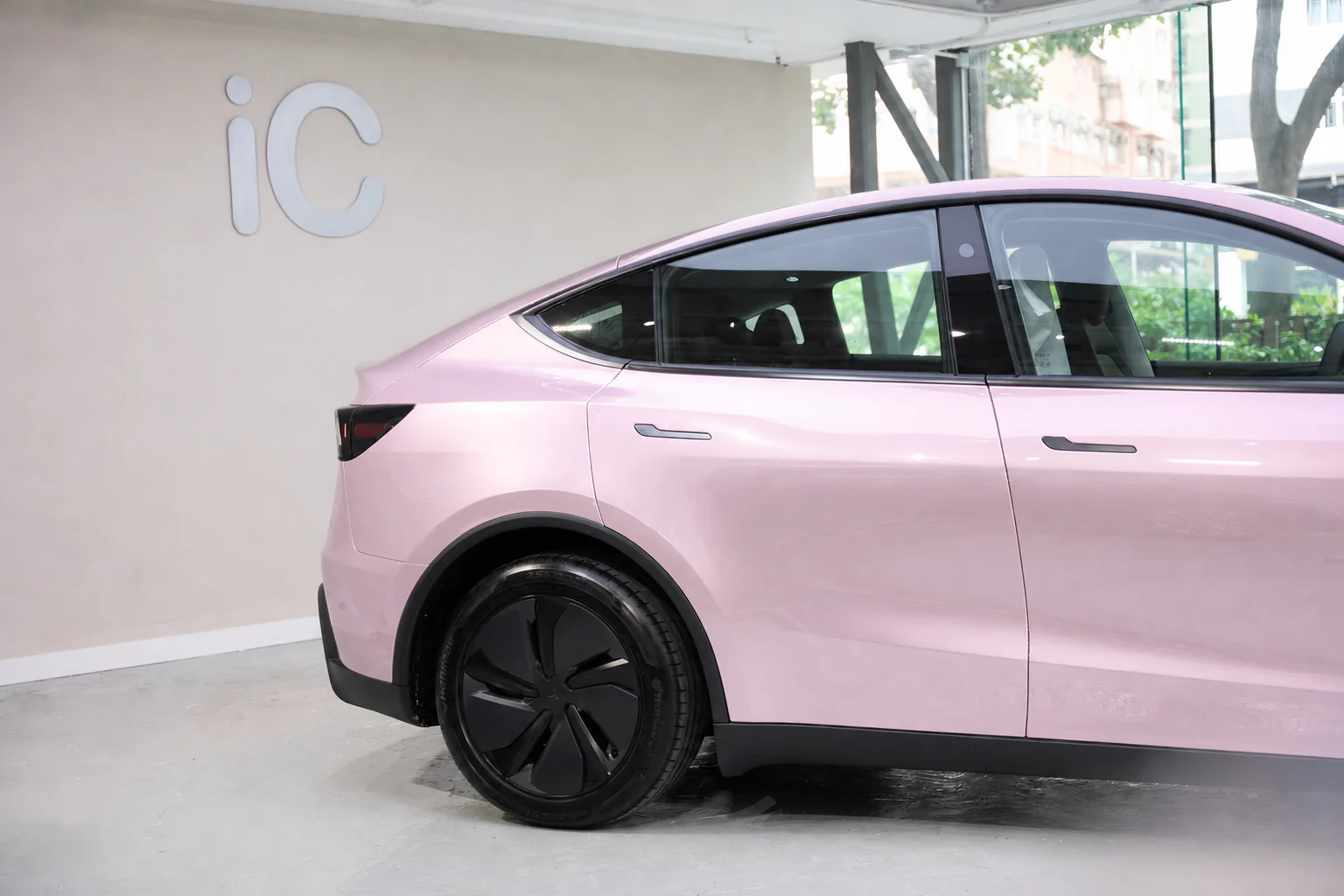 Flush Paris Pink Tesla Model Y 模擬效果