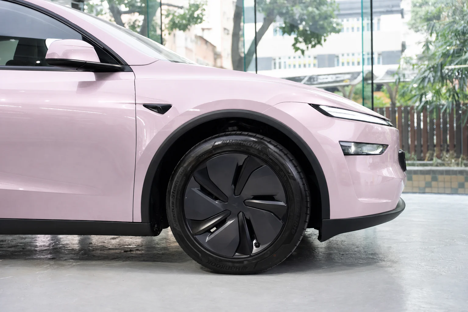 Flush Paris Pink Tesla Model Y 模擬效果